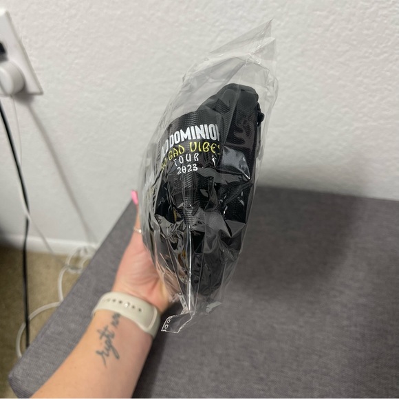 NWT Old Dominion No Bad Vibes Tour 2023 Fannypack - Picture 2 of 5